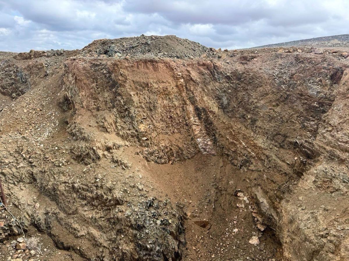 <figure style="border:0px solid rgb(229,23Recently exposed mineralized shear zone discovered at newly awarded license areas